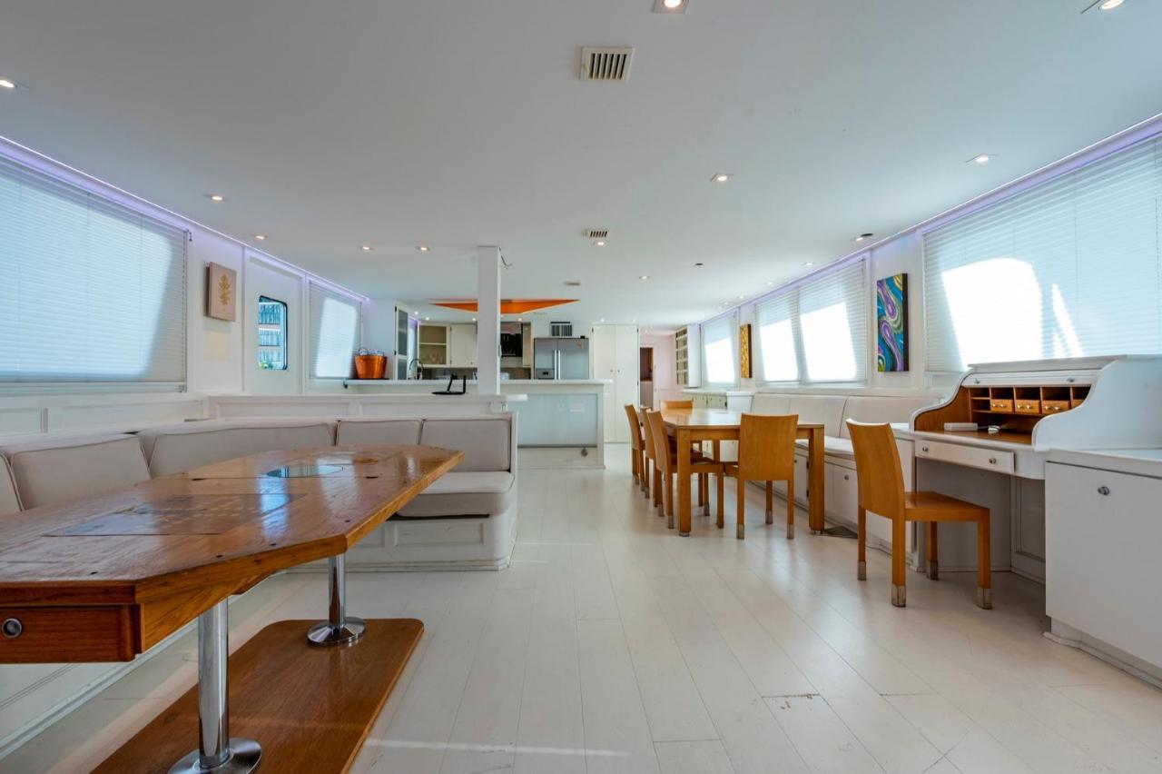 Luxury Boat Hotel Sant Adrià de Besòs Exteriör bild