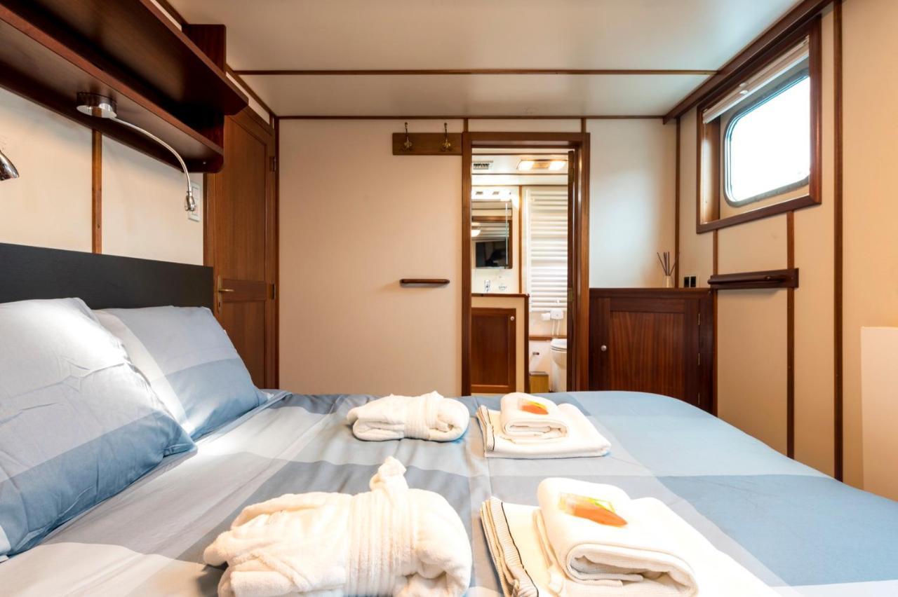 Luxury Boat Hotel Sant Adrià de Besòs Exteriör bild