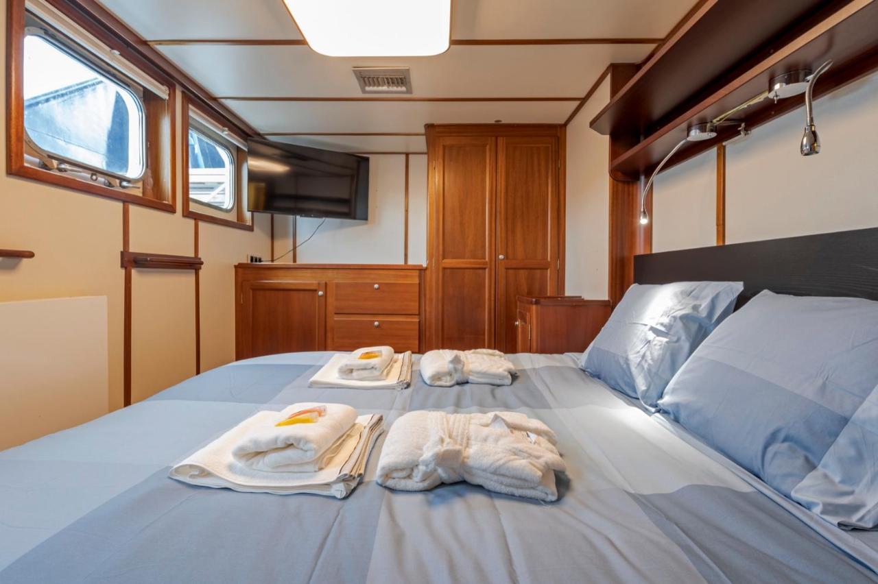 Luxury Boat Hotel Sant Adrià de Besòs Exteriör bild