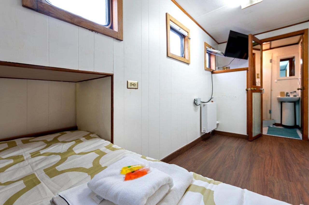 Luxury Boat Hotel Sant Adrià de Besòs Exteriör bild