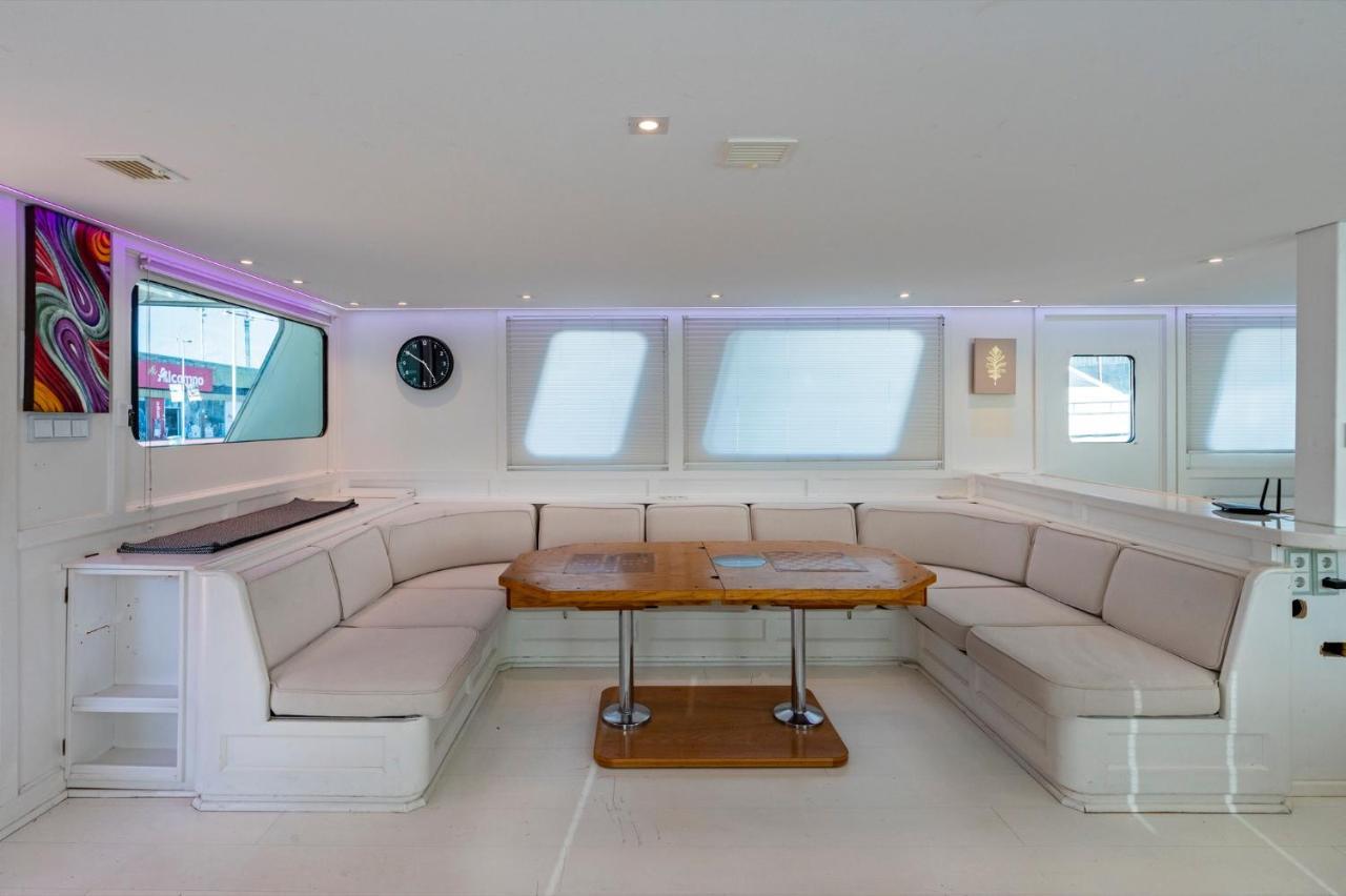 Luxury Boat Hotel Sant Adrià de Besòs Exteriör bild