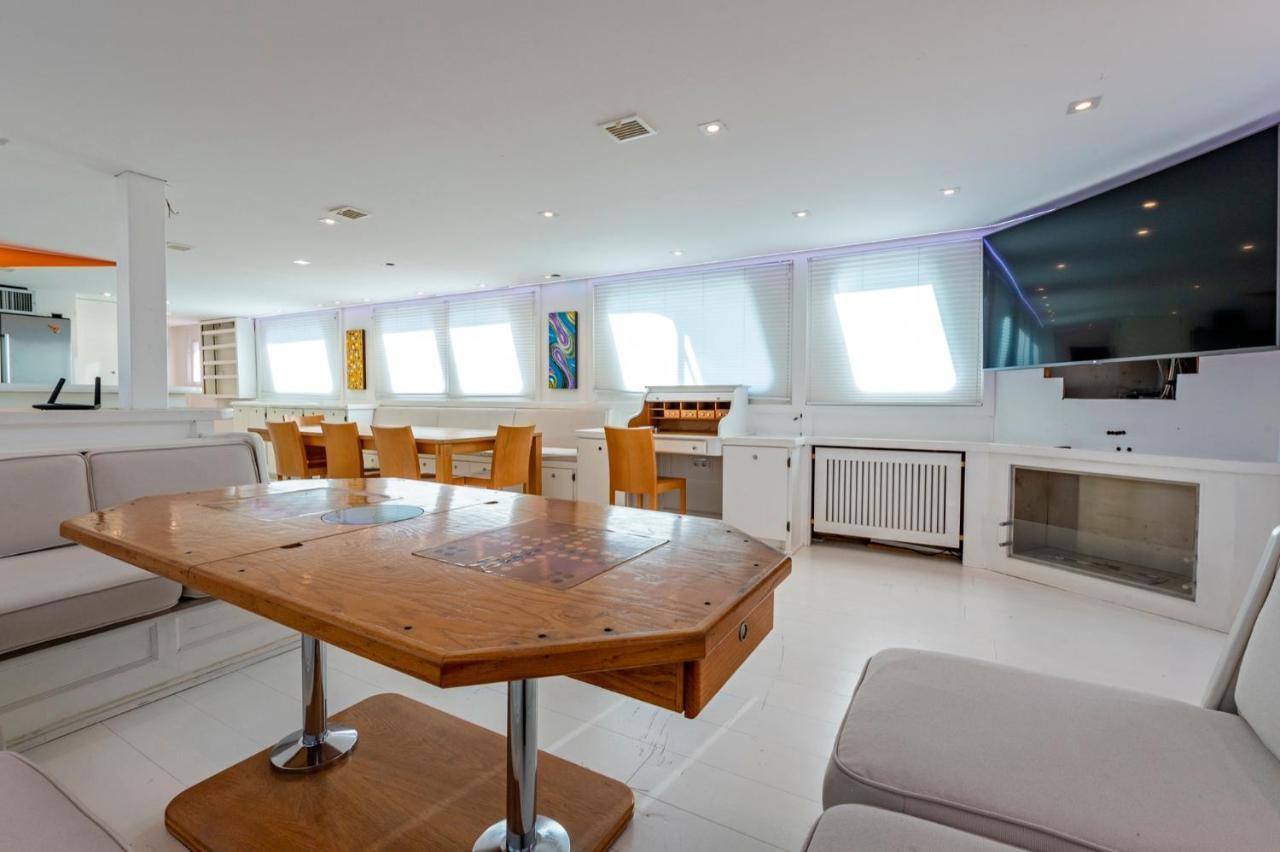 Luxury Boat Hotel Sant Adrià de Besòs Exteriör bild
