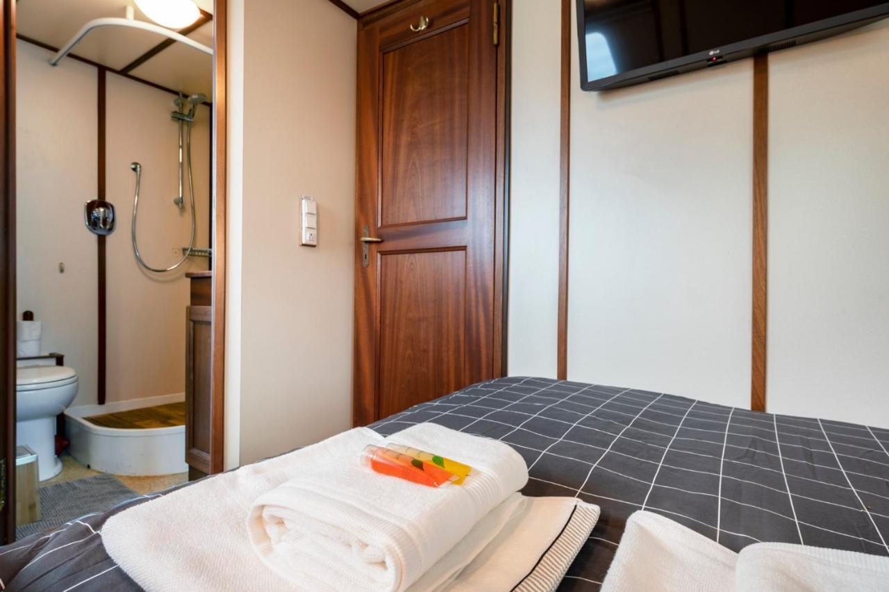 Luxury Boat Hotel Sant Adrià de Besòs Exteriör bild