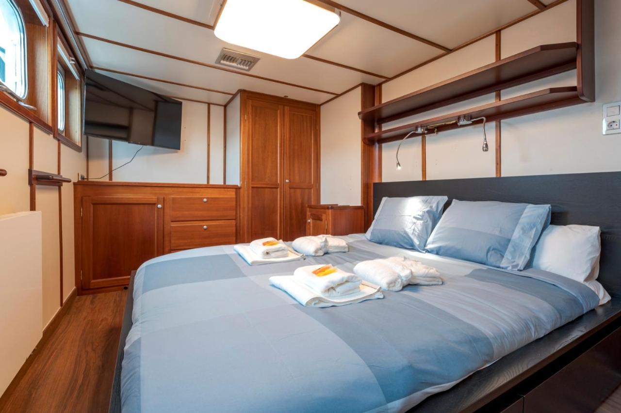 Luxury Boat Hotel Sant Adrià de Besòs Exteriör bild