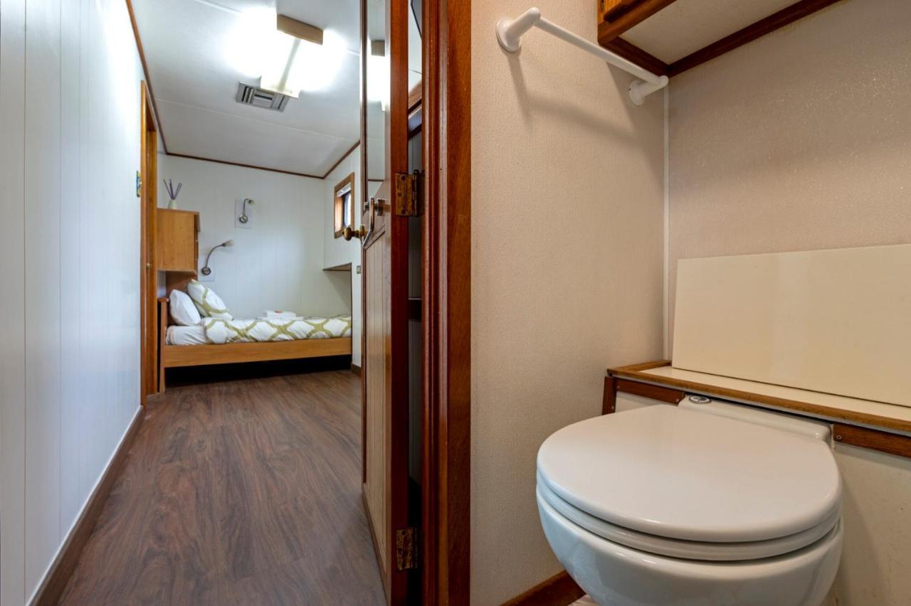 Luxury Boat Hotel Sant Adrià de Besòs Exteriör bild